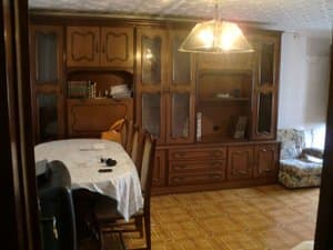 Comedor con mesa y mueble librería de madera