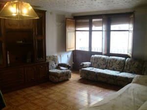 Salón con sofás y salida al balcón