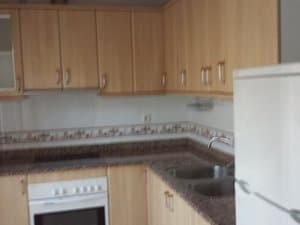 Cocina con fregadero doble y encimera de granito