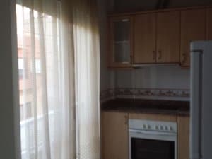 Cocina con ventana y cortinas