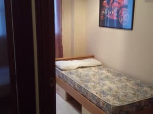 Dormitorio individual visto desde la puerta