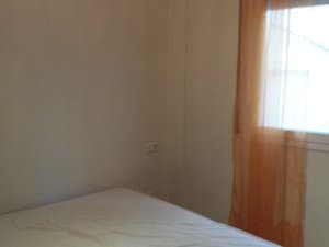 Dormitorio con cama y ventana