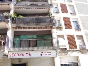 Fachada del edificio con balcones