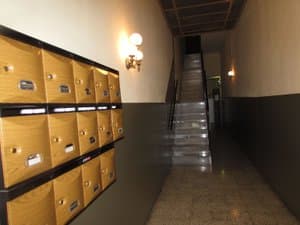 Portal con buzones y escalera