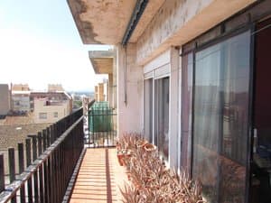 Terraza con barandilla, plantas y vistas a la ciudad