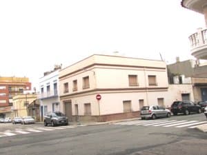 Fachada de la casa en una esquina de la calle