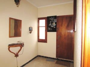 Recibidor con puerta de entrada de madera