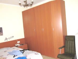 Dormitorio con armario grande de madera