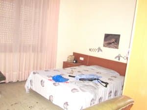 Dormitorio con cama de matrimonio y ventana