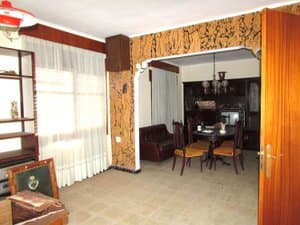 Salón con arco abierto hacia el comedor