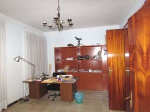 Estudio con escritorio y estantería