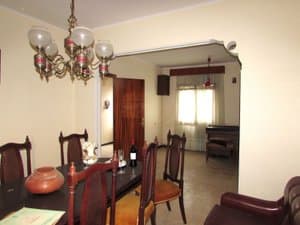 Comedor con mesa y lámpara de techo