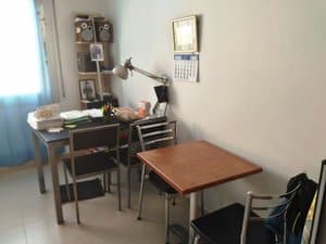 Comedor con mesas, sillas y ventana