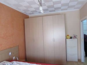 Dormitorio con armario de tres puertas