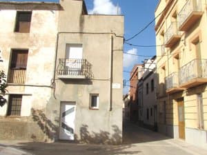 Fachada de la casa con balcón