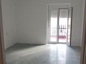 Dormitorio con puerta al balcón