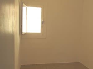 Dormitorio con ventana