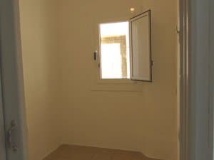 Dormitorio con ventana abierta