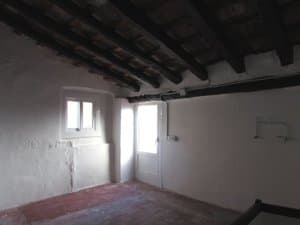 Sala en la planta superior con vigas de madera