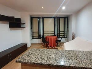 Salón con barra de granito y ventanales