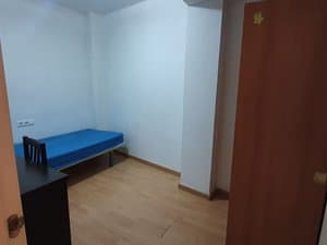 Dormitorio individual visto desde la puerta