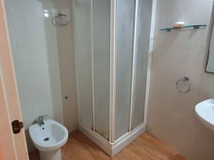 Baño con ducha de mampara y bidé