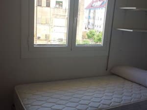 Dormitorio con cama y ventana con vistas