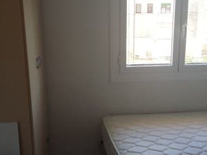 Dormitorio con ventana amplia