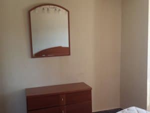 Cómoda de madera con espejo