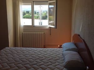 Dormitorio con cama de matrimonio y vistas despejadas