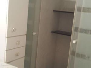 Baño con mueble de cajones y mampara
