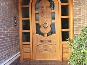 Puerta de entrada de madera tallada