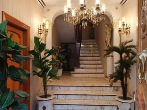 Escalera de mármol con plantas a los lados