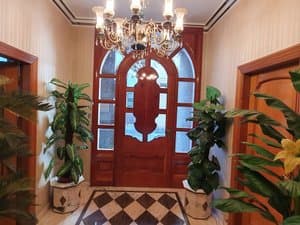 Puerta interior de madera y cristal en el vestíbulo