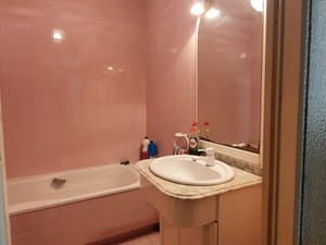 Baño con bañera, lavabo y espejo