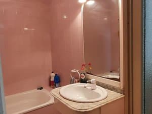 Baño con lavabo sobre mueble
