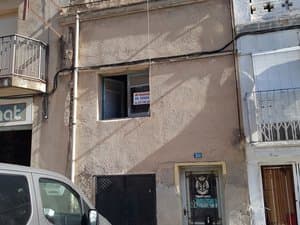 Fachada de la casa de pueblo con balcón