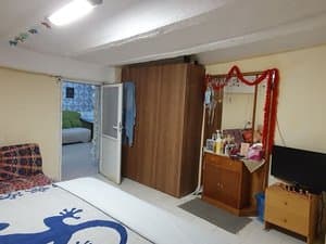 Dormitorio con armario de madera y cómoda