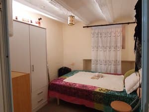 Dormitorio con cama y armario blanco