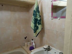 Baño con lavabo, bañera y espejo