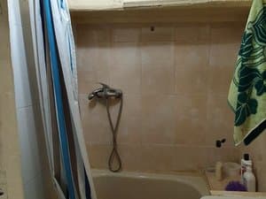 Baño con bañera y cortina