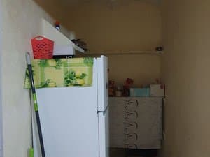 Trastero con frigorífico y estantes