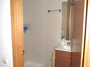 Baño con mueble de lavabo y espejo