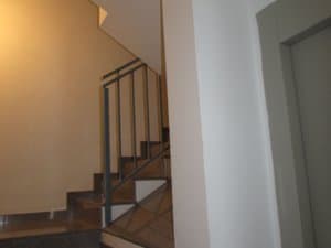 Escalera con barandilla metálica