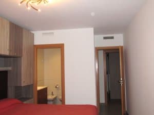 Dormitorio principal con puerta al baño
