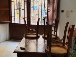 Comedor con mesa junto a ventanal con reja
