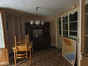 Comedor con aparador y lámpara de techo