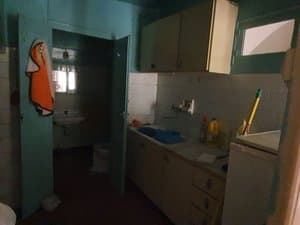 Cocina con fregadero y acceso al baño