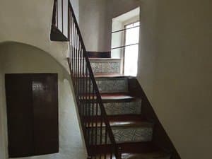 Escalera con peldaños de cerámica y barandilla