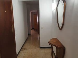 Pasillo con espejo y consola de madera